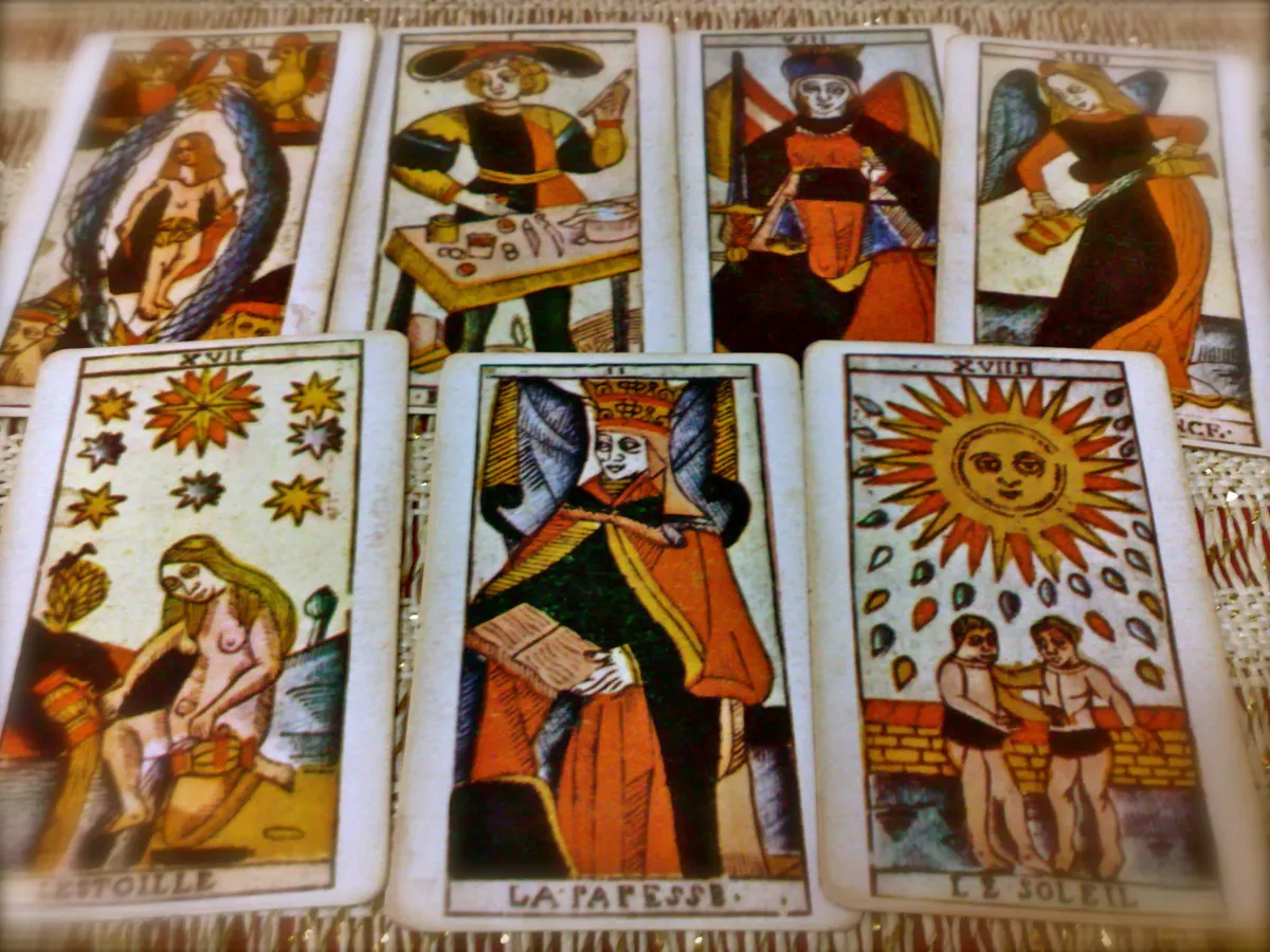 jogo-de-tarot.webp